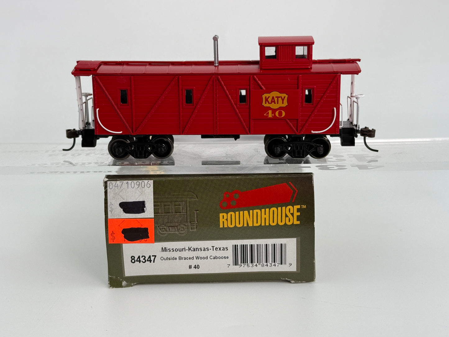 Roundhouse, Missouri-Kansas-Texas Outside braced Wood Caboose, #40, 84347 