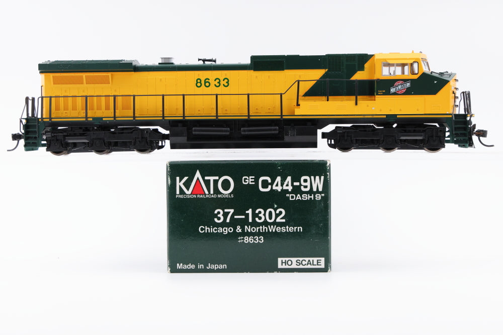 Kato HO scale GE C44-9W Chicago and Northwestern, 8633, 37-1302, DC, used