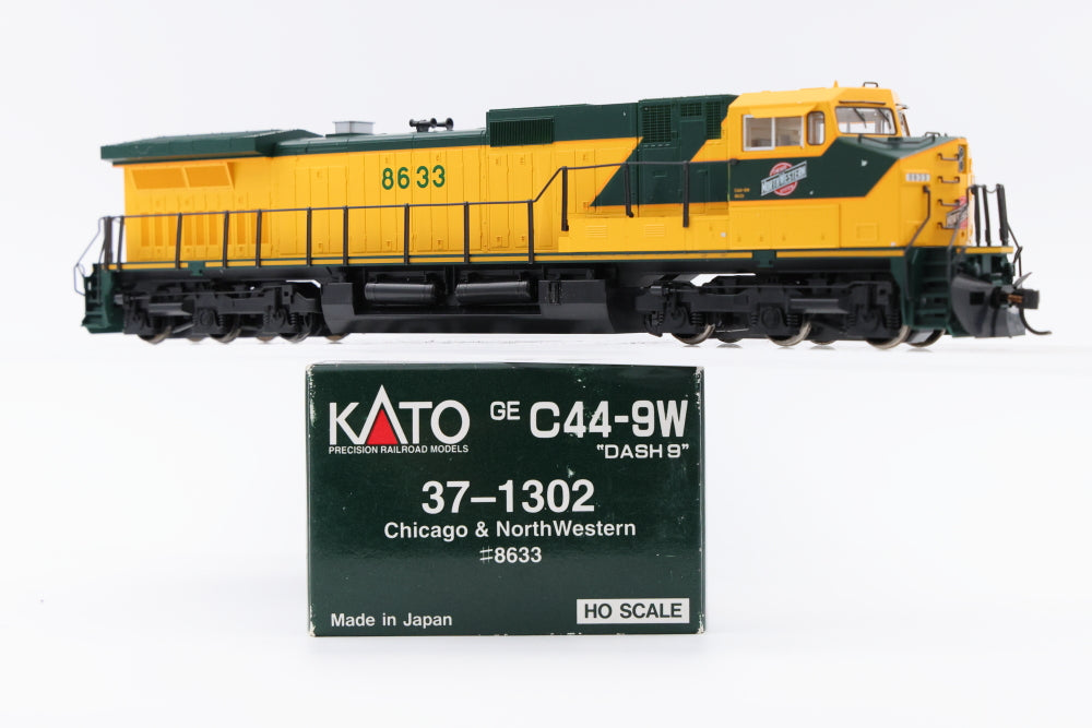 Kato HO scale GE C44-9W Chicago and Northwestern, 8633, 37-1302, DC, used
