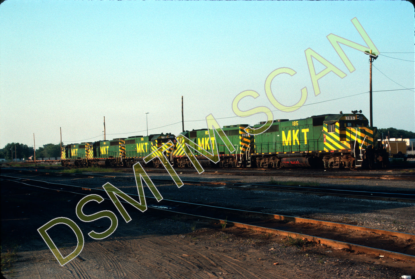 Original Kodachrome Slide, MKT GP40 185 plus 4 more GP40's at Union Pacific Yard Dolton, IL
