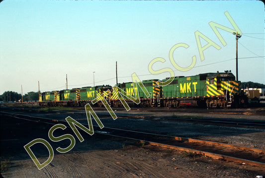 Original Kodachrome Slide, MKT GP40 185 plus 4 more GP40's at Union Pacific Yard Dolton, IL