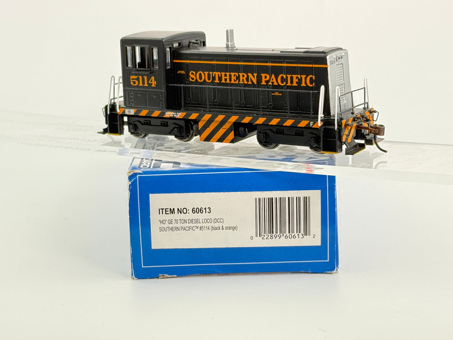Bachmann HO scale Southern Pacific GE 70 ton loco with DCC, #5114, 60613, loco has been tested and runs, programed to #3