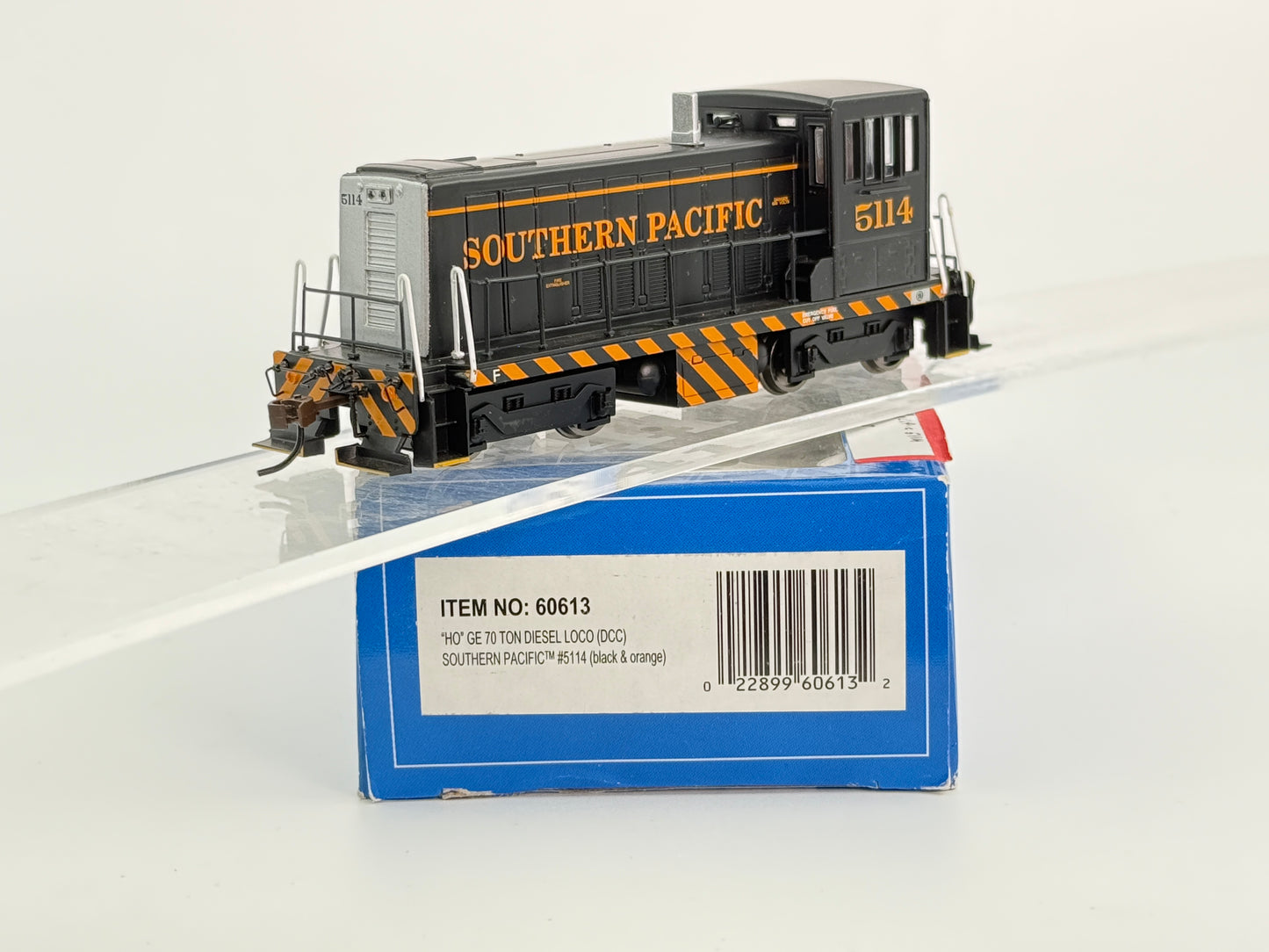 Bachmann HO scale Southern Pacific GE 70 ton loco with DCC, #5114, 60613, loco has been tested and runs, programed to #3