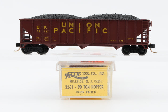 Atlas N scale Union Pacific (UP) 90 ton Hopper 18137, with coal load, with Kadee couplers,3263