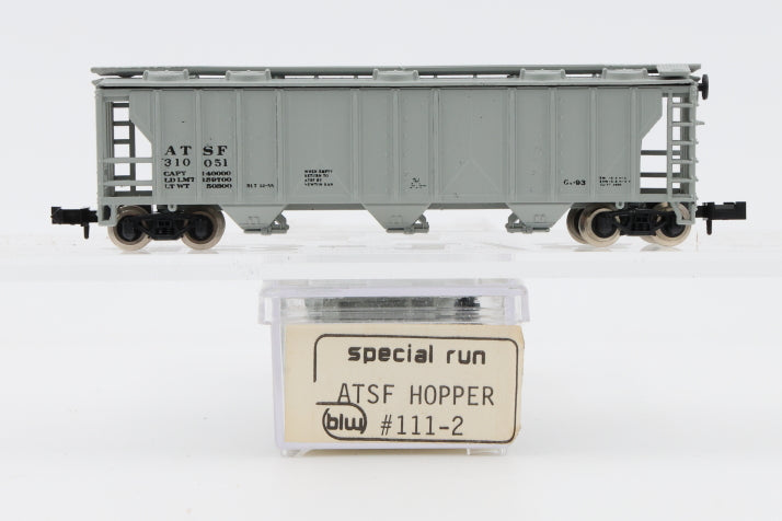 Atlas N scale Santa Fe (ATSF) 3 Bay Covered Hopper car, 310051, Rapido Couplers