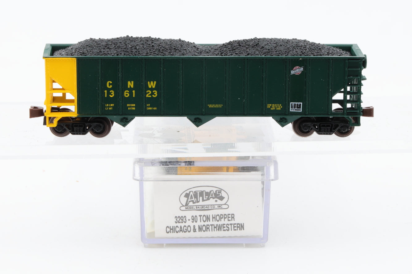 Atlas N scale Chicago and Northwestern (CNW) 3-Bay 90 ton hopper car, Plastic knuckle couplers, 136123