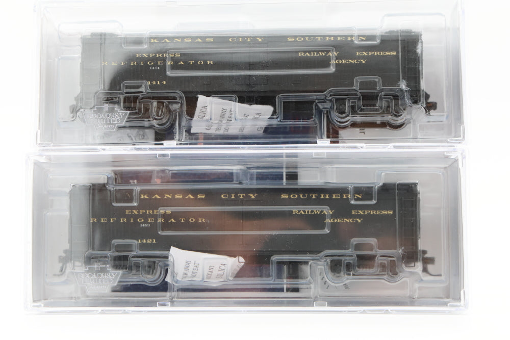 Broadway Limited HO Scale 2-Pack, Kansas City Southern-GACX 53'6" Wood Express Refrigerator Cars #1414 and #1421, Pullman Green, #1855